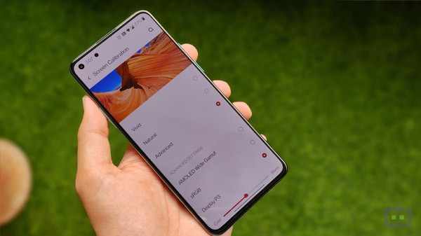 వన్‌ప్లస్ 8T 120Hz రిఫ్రెష్ రేట్ AMOLED డిస్ప్లే