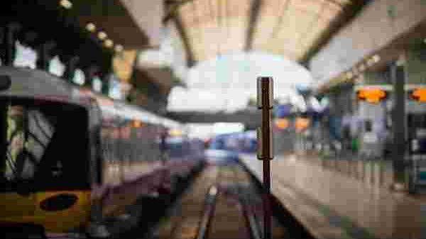 టిక్కెట్లు పొందడానికి సుదీర్ఘ క్యూలో వేచి ఉండటం