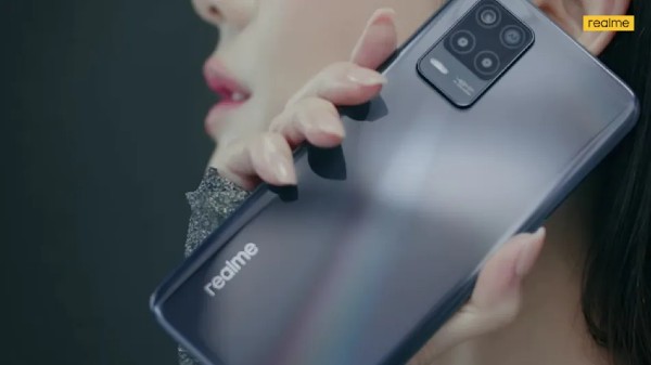 రియల్‌మి 8 5G ట్రిపుల్ రియర్ కెమెరా సెటప్ ఫీచర్స్ 