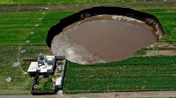 300 అడుగుల వెడల్పు .. 60 అడుగుల లోతు .. పెద్ద గుంట ఇంకా పెరుగుతోంది