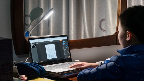 ఆన్‌లైన్ ద్వారా పరీక్షలు నిర్వహించడం