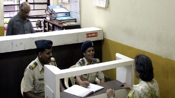 సమీప పోలీస్ స్టేషన్‌లో FIR ఫైల్ చేయండి