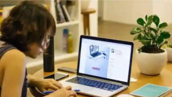 కెమెరాలను ఇన్‌స్టాల్ చేసుకోవాలని ఉద్యోగులపై ఒత్తిడి