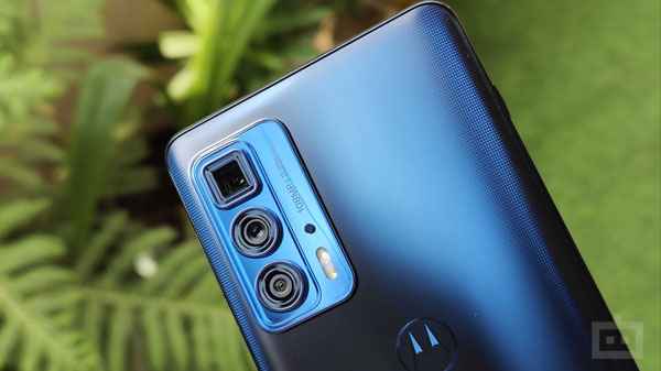 ట్రిపుల్ రియర్ కెమెరా సెటప్