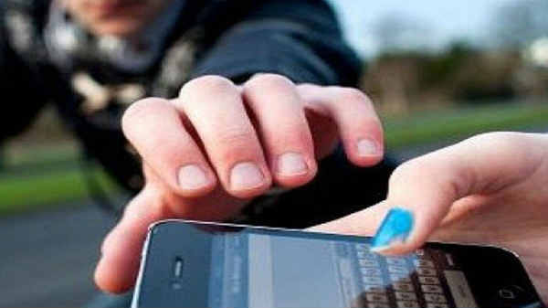 స్మార్ట్ఫోన్లు లాగేసుకున్నారు