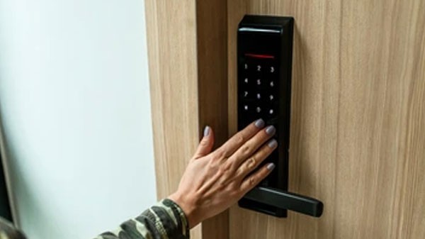 స్మార్ట్ డోర్ లాక్ (Smart Door Lock) :