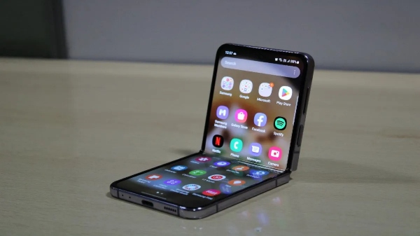 రెండు స్క్రీన్లతో Samsung నుంచి సరికొత్త ఫోన్.. ముందు, వెనకా స్క్ర రెండు స్క్రీన్లతో Samsung నుంచి సరికొత్త ఫోన్.. ముందు, వెనకా స్క్ర