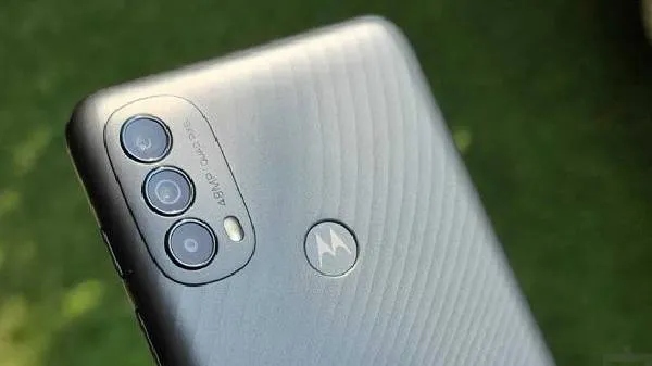 Moto E40 స్మార్ట్ఫోన్లో ట్రిపుల్ రియర్ కెమెరా;