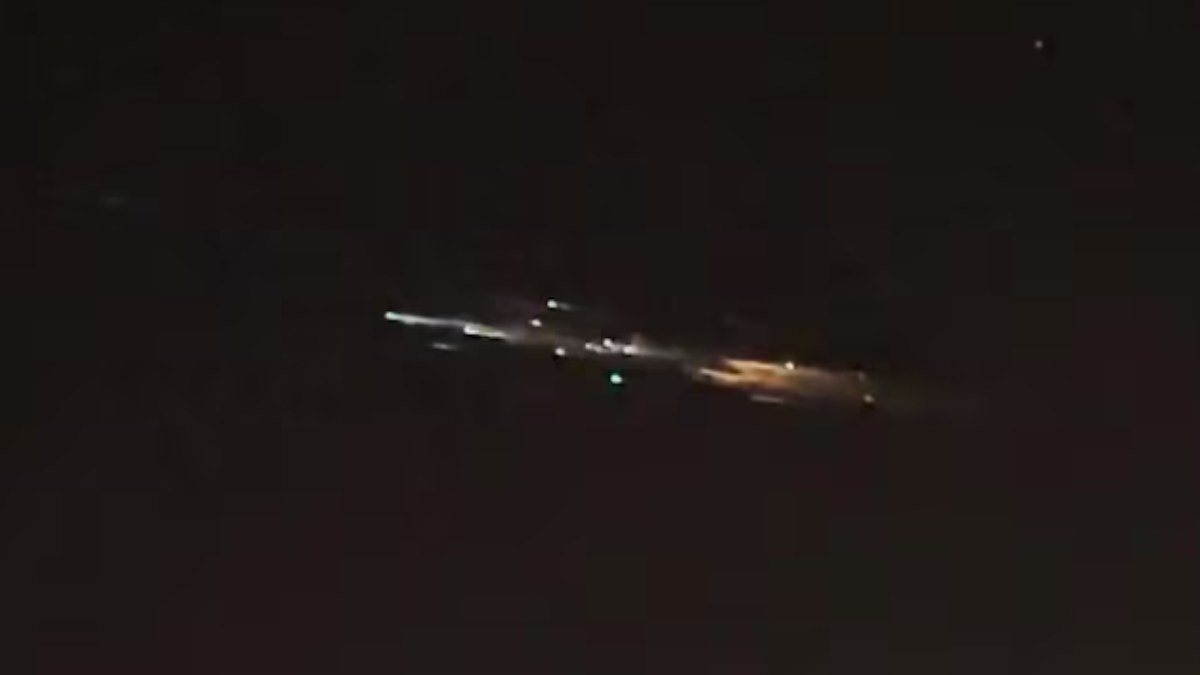 A Meteor Shower Like Visuals Appears In The Night Sky In Florida USA. People In Several Parts Of The Country Witnessed.