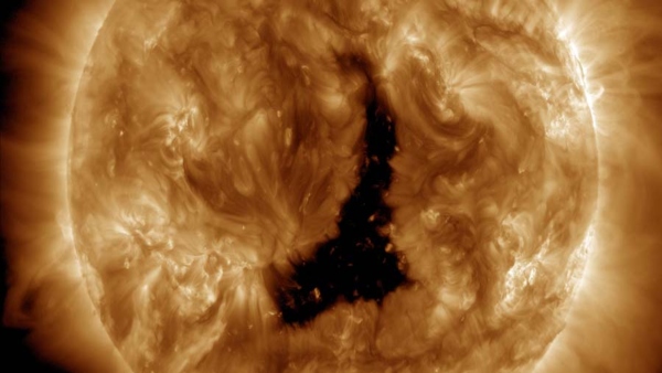 Massive Coronal Hole On Sun With 800000 Kilometers Length Opened. Two Big Explosions Sent Towards Earth. Details.