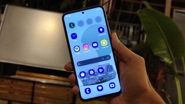 Samsung Galaxy A54 5G smartphone 