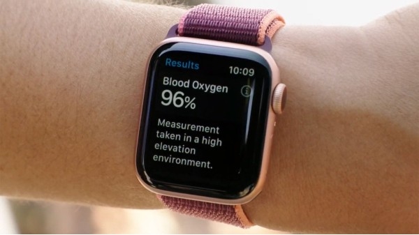 apple smartwatch blood oxygen feature saved a woman life in flight