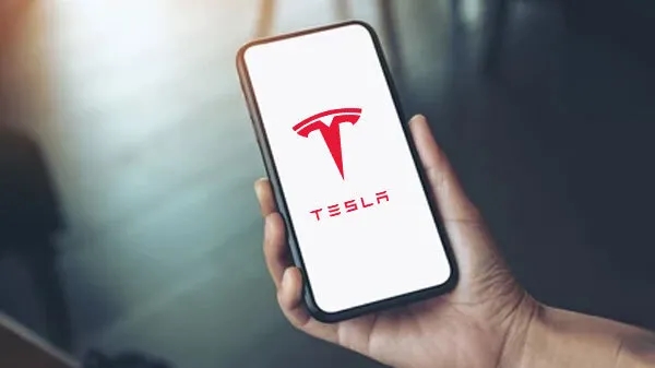 is tesla plans to launch solar charged smartphone