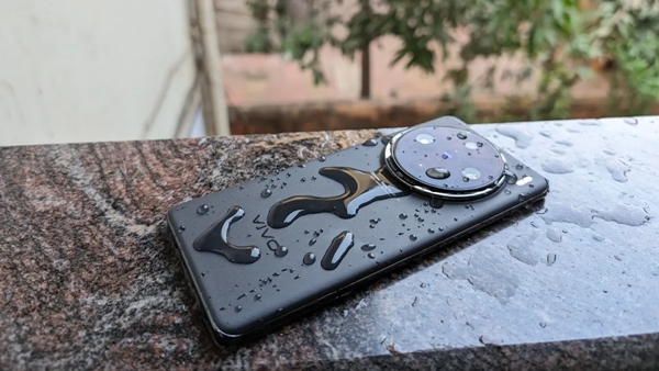 how to protect your smartphone in monsoon