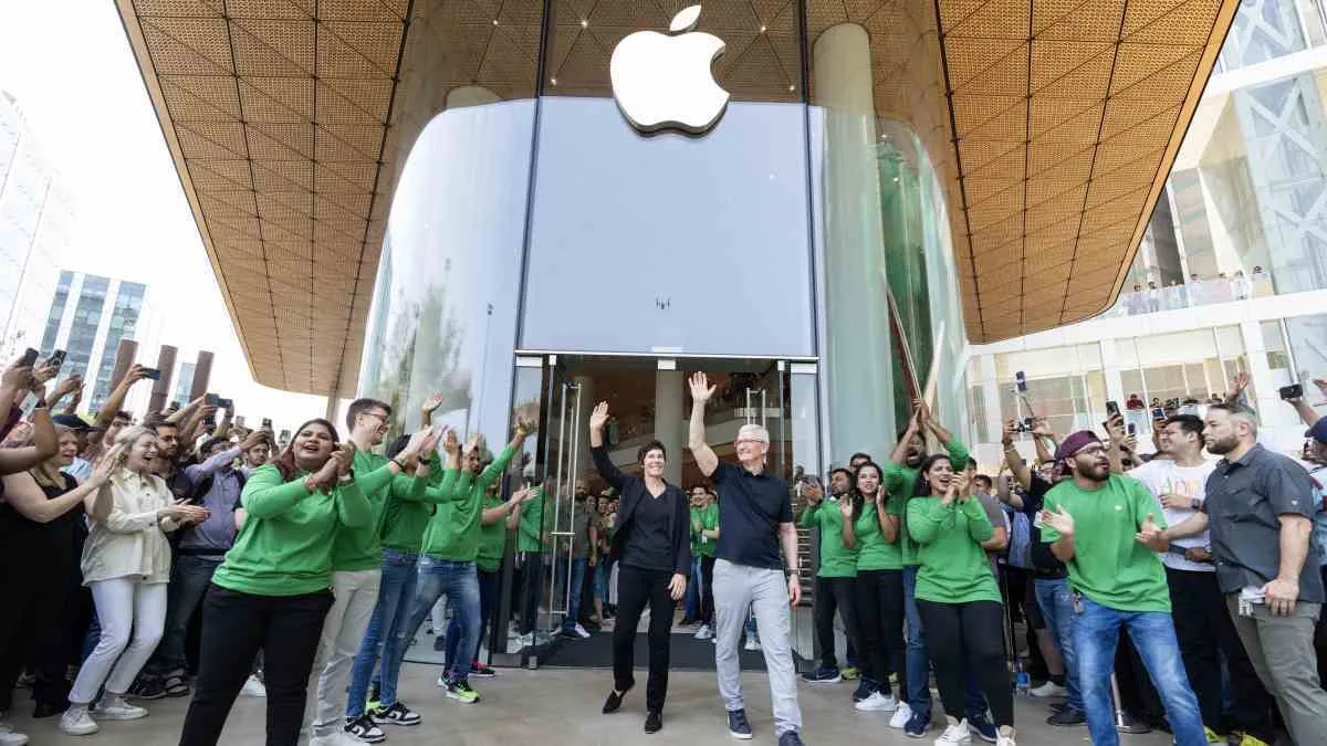 Apple CEO Tim Cook inaugurates first retail store in Mumbai; Meets Ambani, Chandra - Vimarsana News